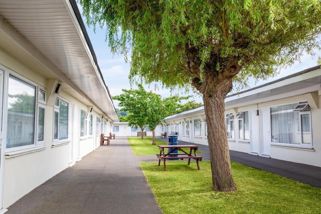 Sand Bay Holiday Village - Adults Only 웨스턴슈퍼매어 외부 사진